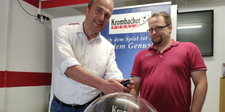 Stefan Schmal (Vertreter des Kreispokal-Sponsors) war die „Losfee“ der ersten Pokalrunde. Neben ihm steht Pokalspielleiter Jens Dolch.
