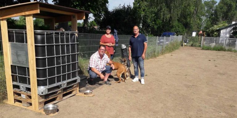 Die anwesenden Hundebesitzer bedankten sich bei Hans Haberschuss (r.) für die Umsetzung.