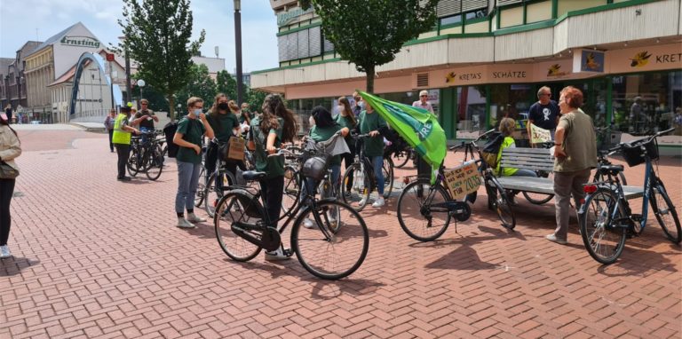 Die Aktivistinnen und Aktivisten von Fridays For Future bereiteten sich vor der Lippebrücke in der Lüner Innenstadt auf ihre Fahrraddemonstration vor.