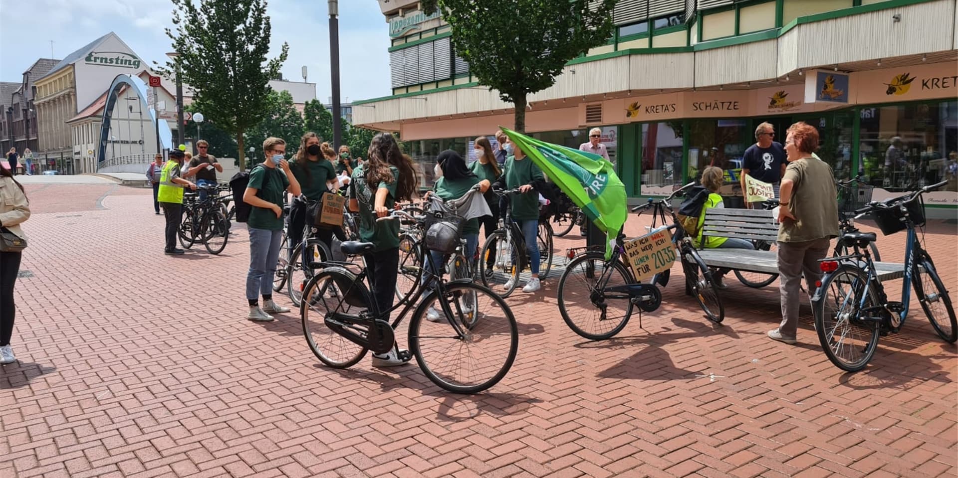 Die Aktivistinnen und Aktivisten von Fridays For Future bereiteten sich vor der Lippebrücke in der Lüner Innenstadt auf ihre Fahrraddemonstration vor.