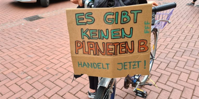 Der Klimawandel schreitet weiter voran. Fridays For Future macht in Lünen mit Transparenten darauf aufmerksam, dass ein Klimaschutzkonzept nötig ist.