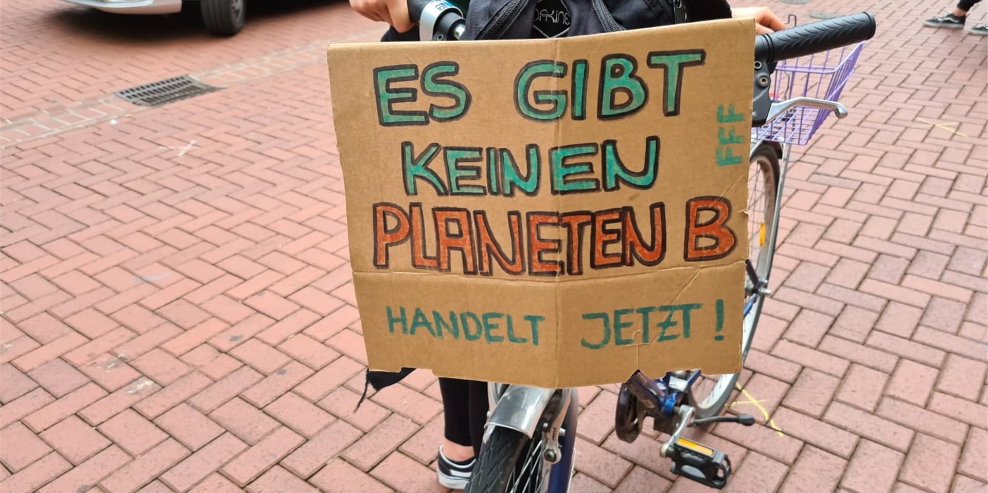 Der Klimawandel schreitet weiter voran. Fridays For Future macht in Lünen mit Transparenten darauf aufmerksam, dass ein Klimaschutzkonzept nötig ist.