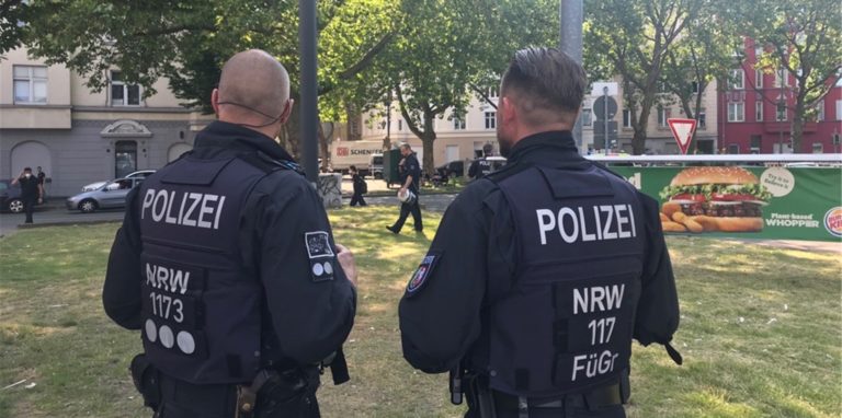 Die Polizei war mit vielen Kräften und einem Hubschrauber im Einsatz, um eine große Versammlung an einem Baumarkt im Dortmunder Norden zu beenden.