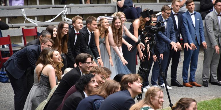 Eine Laola auf das bestandene Abitur: 65 Abiturientinnen und Abiturienten des Anne-Frank-Gymnasiums bekamen am Samstag ihr Zeugnis überreicht.