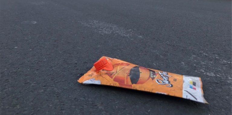 Darum ging’s: Diese Tüten Eistee haben Canbroke und einige Youtuber-Kollegen vor einem Supermarkt beworben – und damit einen Großeinsatz der Polizei ausgelöst.