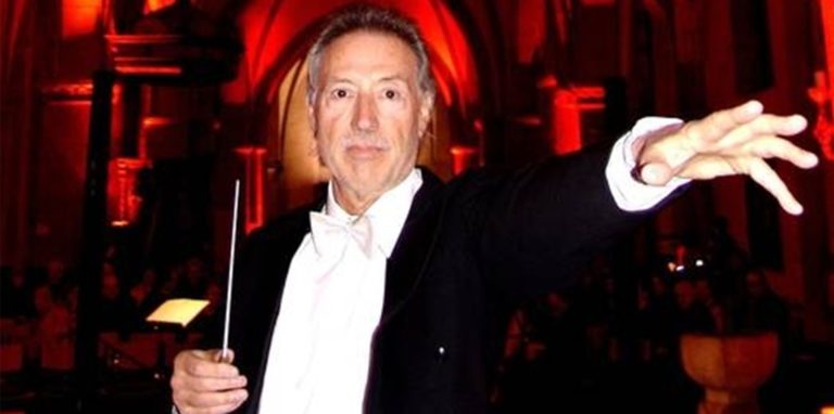 Claus Eickhoff leitet das Ruhrstadt-Orchester. Am 22. August wird es ein Konzert in St. Viktor geben.
