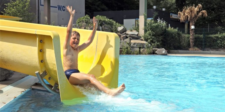 In ist, wer drin ist: Nicht allen, die während der ersten heißen Tage ins Freibad Schöne Flöte wollten, war letztlich auch der Sprung beziehungsweise der Rutsch ins kühle Nass vergönnt.