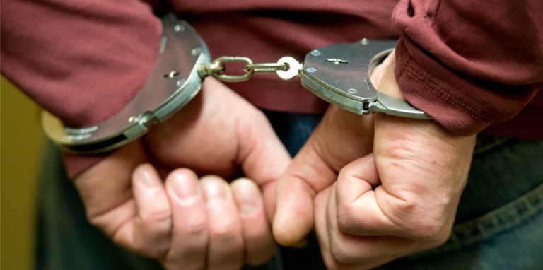 Zwei Männer aus Unna und Fröndenberg wurden festgenommen, nachdem bei ihnen unter anderem Waffen gefunden wurden.