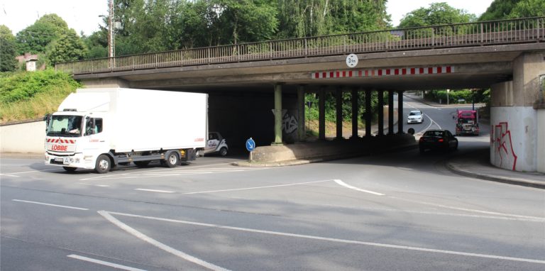 Die Anwohner der Reichshofstraße wollen Hagener Straße unter der Brücke tiefer legen lassen, damit auch 4-Meter-Brummis drunter durchpassen und nicht mehr über die westliche Reichshofstraße fahren müssen.