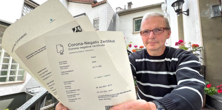 Frank Heinrich Stute aus Fröndenberg mit den Testergebnissen eines Namensvetters aus Köln: Wie es zu dem Irrläufer kommen konnte, ließ sich nicht klären.