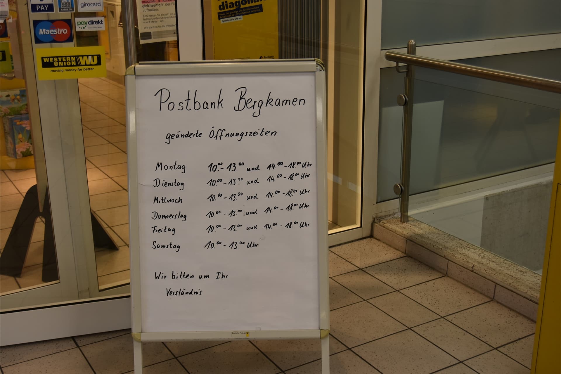 Schild mit Öffnungszeiten vor der Postbank-Filiale im Rathaus-Center.