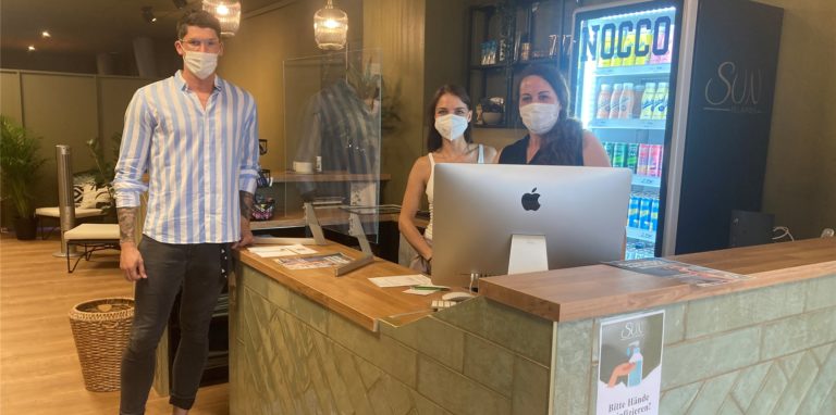 Betreiber Jens Vatheuer, Mitarbeiterin Karina Engelmann und Betriebsleiterin Cathrin Winter sowie Oliver Winter (nicht auf dem Foto) freuen sich, dass ihr Sonnenstudio Sun Islands in Werne trotz sommerlichem Wetter am Eröffnungswochenende gut angenommen wurde.