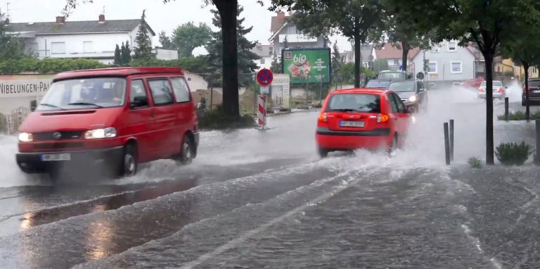 Wenn Straßen überflutet werden und Abflüsse überfordert sind, droht manchen Kellern ein Wassereinbruch.