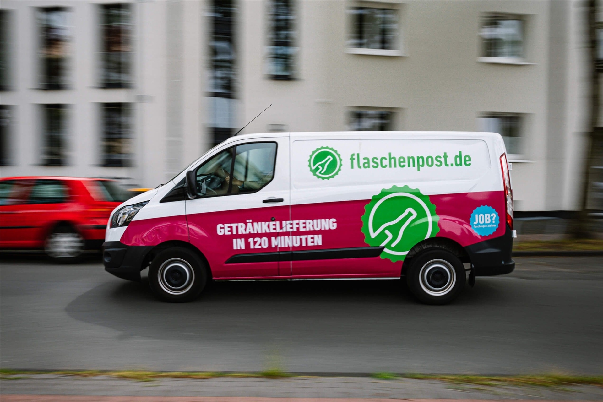 Flaschenpost ist an der Henry-Everling-Straße in Kamen angesiedelt und beliefert von dort aus viele Orte im Kreis Unna, im Kreis Soest, Hagen und Dortmund.