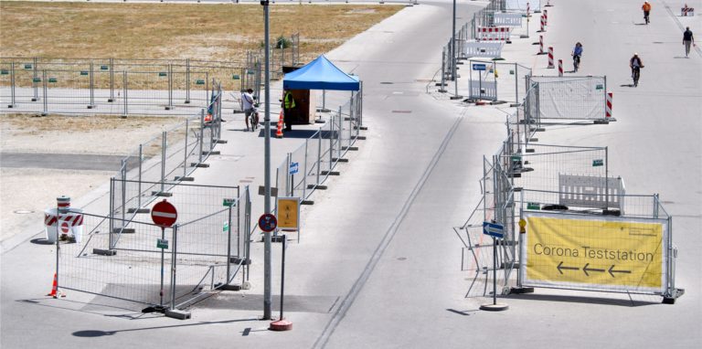 Nur wenig Betrieb ist an einer Corona-Teststation. In NRW pendelt die Zahl der Neuinfektionen auf vergleichsweise niedrigem Niveau. (Symbolbild)