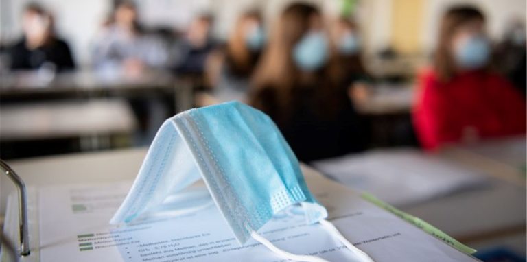 Eltern, Schüler und Lehrkräfte können auch im kommenden Schuljahr nicht mit Normalbetrieb rechnen. Foto: Matthias Balk/dpa