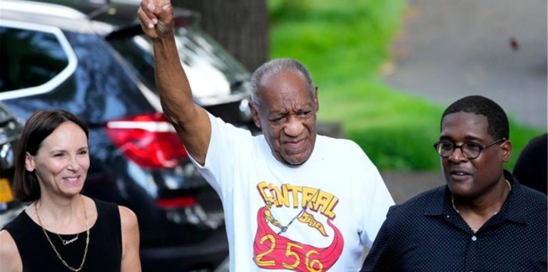 US-Schauspieler Bill Cosby (M) tritt nach seiner Freilassung aus dem Gefängnis vor die Presse.