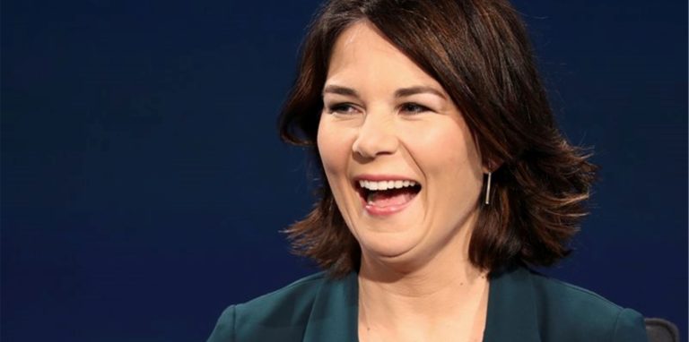 Die Grünen sehen eine Schmutzkampagne gegen ihre Kanzlerkandidatin Annalena Baerbock.
