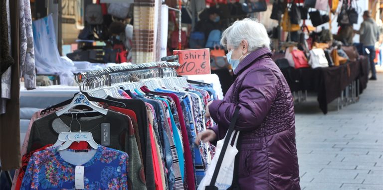 Eine Kundin mit Maske auf dem Wochenmarkt in Kamen.