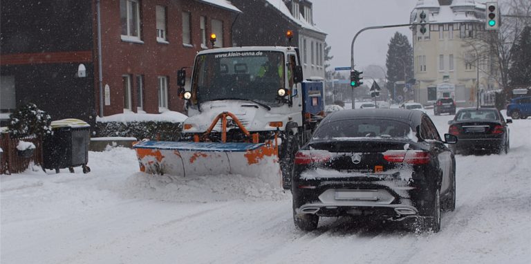 Als der Schnee im Februar über Nacht nach Unna kam, waren die Straßen und Plätze der Stadt schnell mit einer dichten Schneedecke bedeckt. Nicht überall konnten die auch vereisten Straßen an den darauf folgenden Tagen geräumt werden.