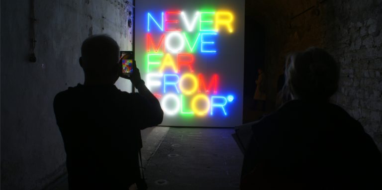 Maurizio Nannucci  Werk „Never move far from Color“ war schon in der 2020er-Jahresschau des Lichtkunstzentrums in Unna zu sehen. Nun kann das Werk dauerhaft Eingang in den Bestand des Museums finden.