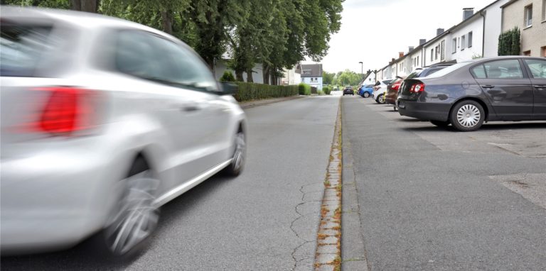 Unter anderem weil in der Virchowstraße in Massen zu schnell gefahren wird, möchten die Anlieger künftig nicht mehr für die Straßenreinigung zuständig sein.