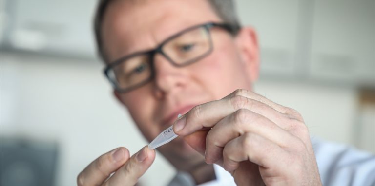 Es gibt viele Fragen und Unsicherheiten nach der neuen Stiko-Empfehlung. Der Dortmunder Immunologe Prof. Dr. Carsten Watzl kann beruhigen.