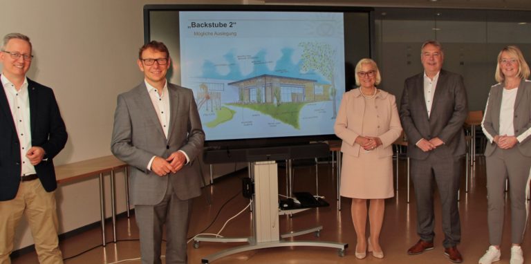 Wollen eine Ansiedlung von Büsch in Werne: V. l. Wirtschaftsförderer Matthias Stiller, Bürgermeister Lothar Christ, Büsch-Pressesprecherin Sigrid Baum, Geschäftsführer Dirk Jonack und Uta Leisentritt, Ausschuss-Vorsitzende.