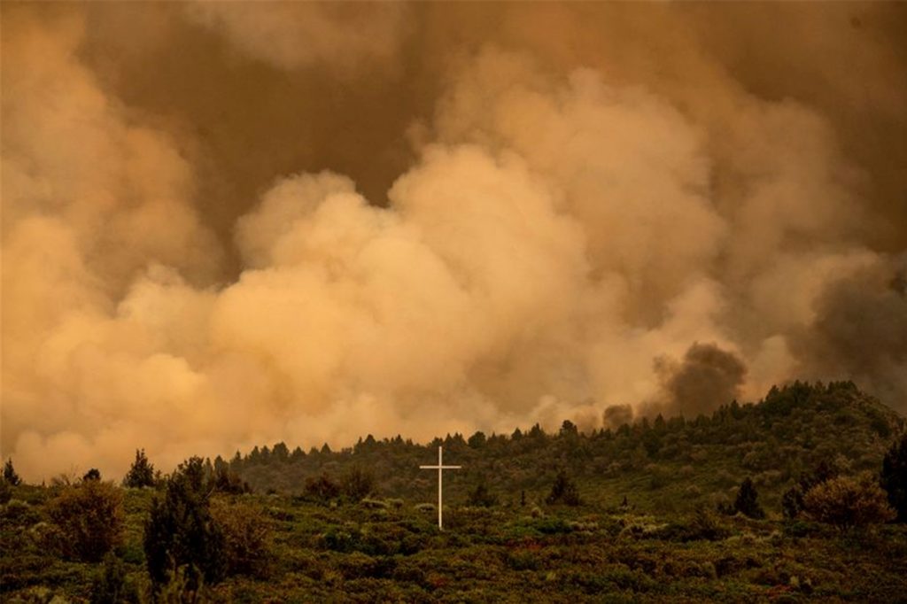 Heißes und trockenes Wetter mit heftigen Winden verschärfte auch in Kalifornien die Feuerlage.