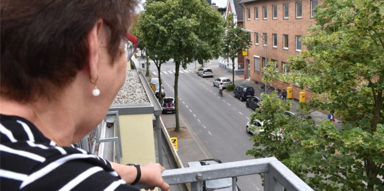 Zu dem Zeitpunkt, als wir Edeltraut Schodrowski besucht haben, war es vor dem Servicehaus gerade ruhig. Sie hat aber Fotos gemacht, die andere Situationen zeigen.