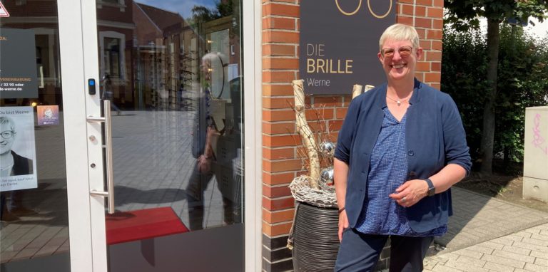 In dem Geschäft „Die Brille“ von Birgit Havers gibt es derzeit die Geschichte der Lesehilfen zu sehen. Das älteste Exponat ist über 1000 Jahre alt.