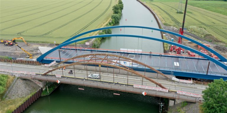 Der direkte Vergleich zeigt deutlich: Die neue Brücke an der Gahmener Straße ist viel größer als die alte.