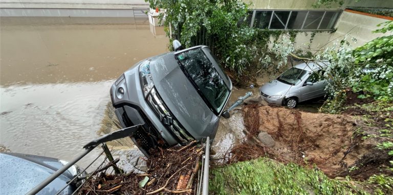 Extreme Regenfälle lassen am Sonntag (4. Juli) zahlreiche Keller und Straßen in Fröndenberg voll laufen. Allee- und Westicker Straße sind nahezu unbefahrbar.