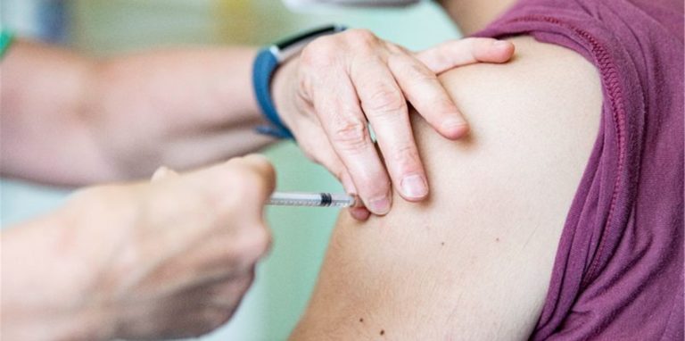 Es mehren sich die Forderungen an die Ständige Impfkommission (Stiko), ihre Haltung zur Corona-Impfung von Jugendlichen zu überdenken