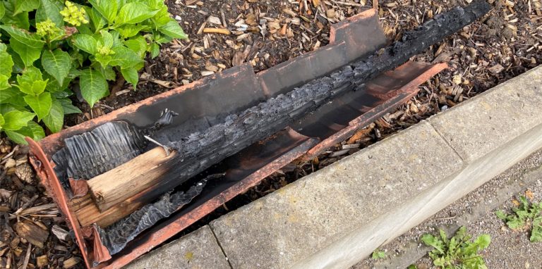 Schwarze Überbleibsel des Dachstuhlbrandes in Cappenberg.