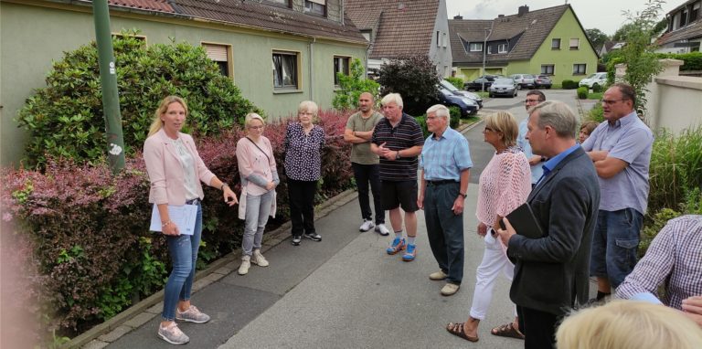 Das Bild zeigt SAL-Chefin Daniela Fiege (v.l.) und Bürgermeister Jürgen Kleine-Frauns (v.r.) Montagnachmittag im Gespräch mit Anwohnern der Straße „Auf dem Eigengrund“ in Lünen Süd. Durch den Starkregen waren hier am Sonntag wieder einmal etliche Keller voll Wasser gelaufen.