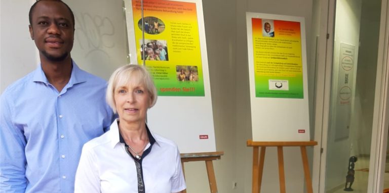 Petra Griewel und Dr. Samuel Okae zeigen bei einer Schaufenster-Ausstellung auf der Lange Straße, wie das Krankenhaus-Projekt in Ghana wächst und welche Intentionen dahinter stehen.