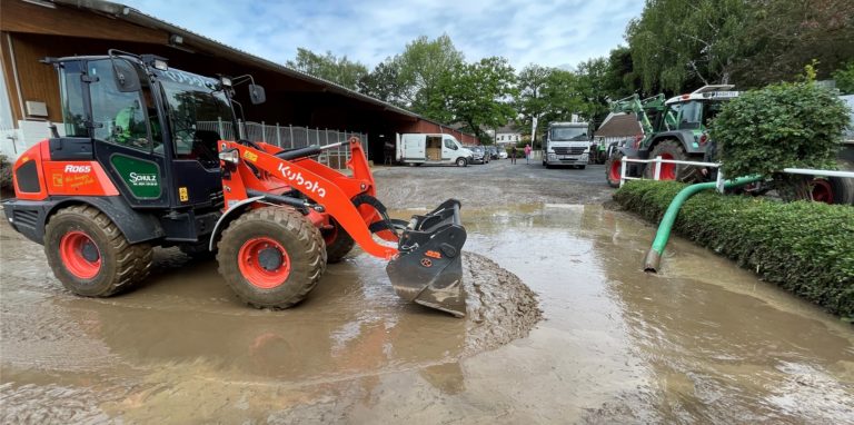 Der Fröndenberger Stadtteil Neimen wurde hart getroffen von dem Unwetter: Schlamm und Dreck türmten sich auch am Montag noch auf Straßen und Grundstücken.