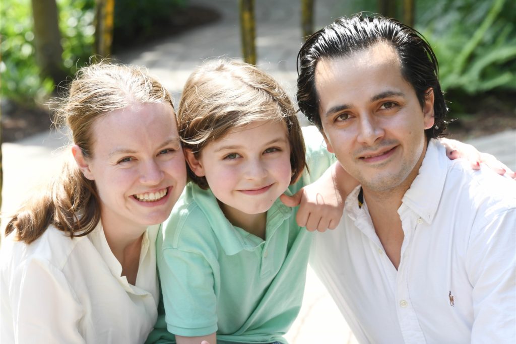 Der damals achtjährige Turboschüler Laurent Simons aus Amsterdam mit seinen Eltern Alexander und Lydia Simons 2018.