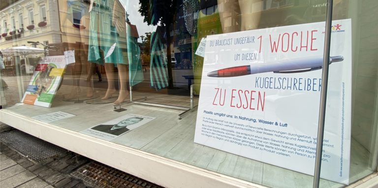 Im Modehaus Kroes am Markt in Werne machen Schilder darauf aufmerksam, wie viel Plastik der Mensch in seinen Körper aufnimmt.