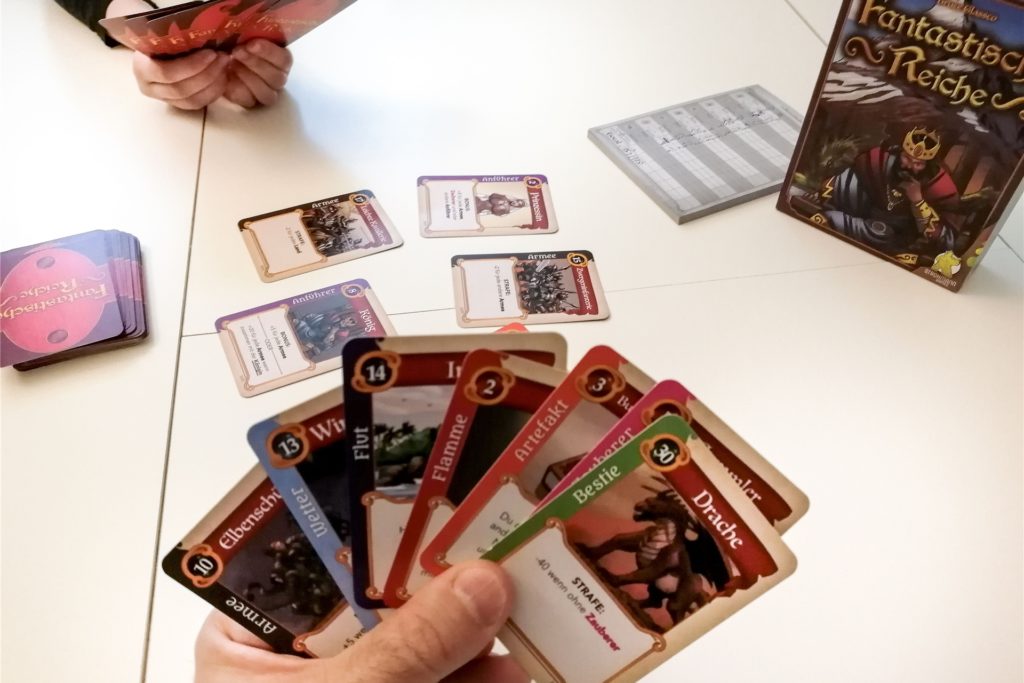 title attribut Beim Spiel «Fantastische Reiche» muss durch geschicktes Kombinieren von jeweils sieben Karten ein Königreich errichtet werden, das die meisten Punkte bringt.
