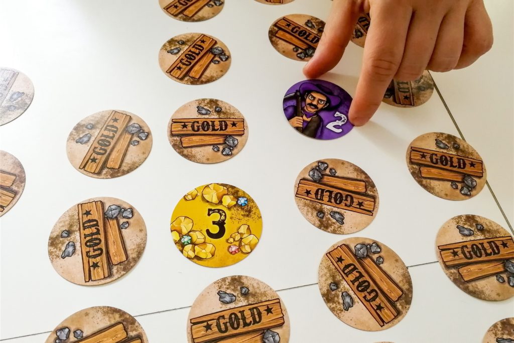 title attribut Das Spiel «Gold» wandelt Memory unterhaltsam ab - allerdings mit mehr Glücks- und Ärgerfaktor. Thematisch ist es in der Goldgräberzeit angesiedelt. Doch Goldmünzen sammeln kann nur der, der einen eigenen Goldgräber aufdeckt.