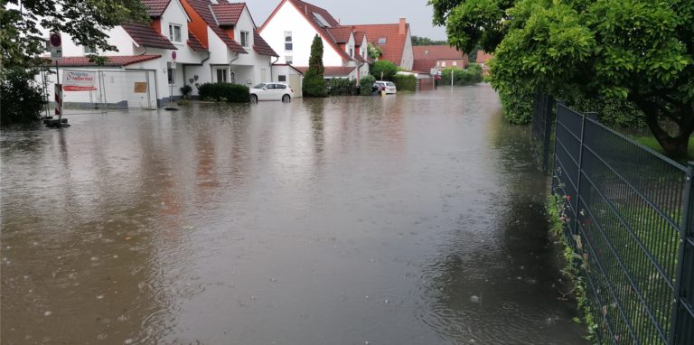 Land unter hieß es Sonntag nach dem Starkregen auch an der Dammwiese in Lünen-Süd. Wie in der Straße „Auf dem Eigengrund“ liefen hier etliche Keller voll Wasser.