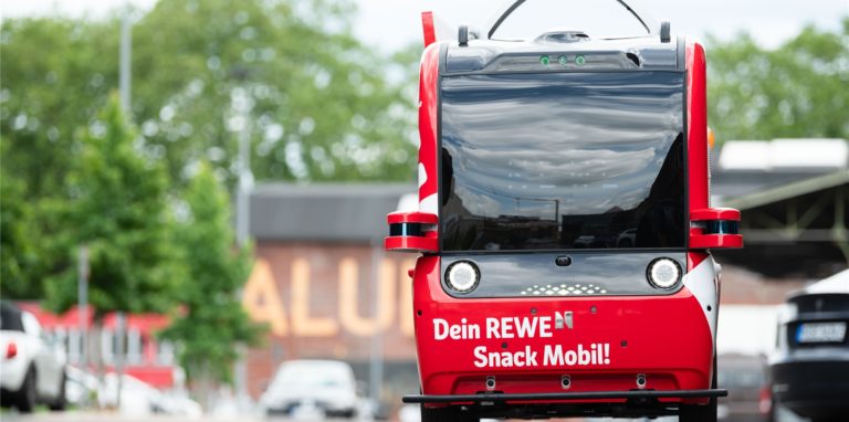 Das „Snack Mobil“ von REWE steht auf dem Gelände des Carlswerks. An dem europaweit ersten autonom fahrenden Kiosk können Passanten Erfrischungsgetränken, Süßigkeiten und Snacks kaufen.