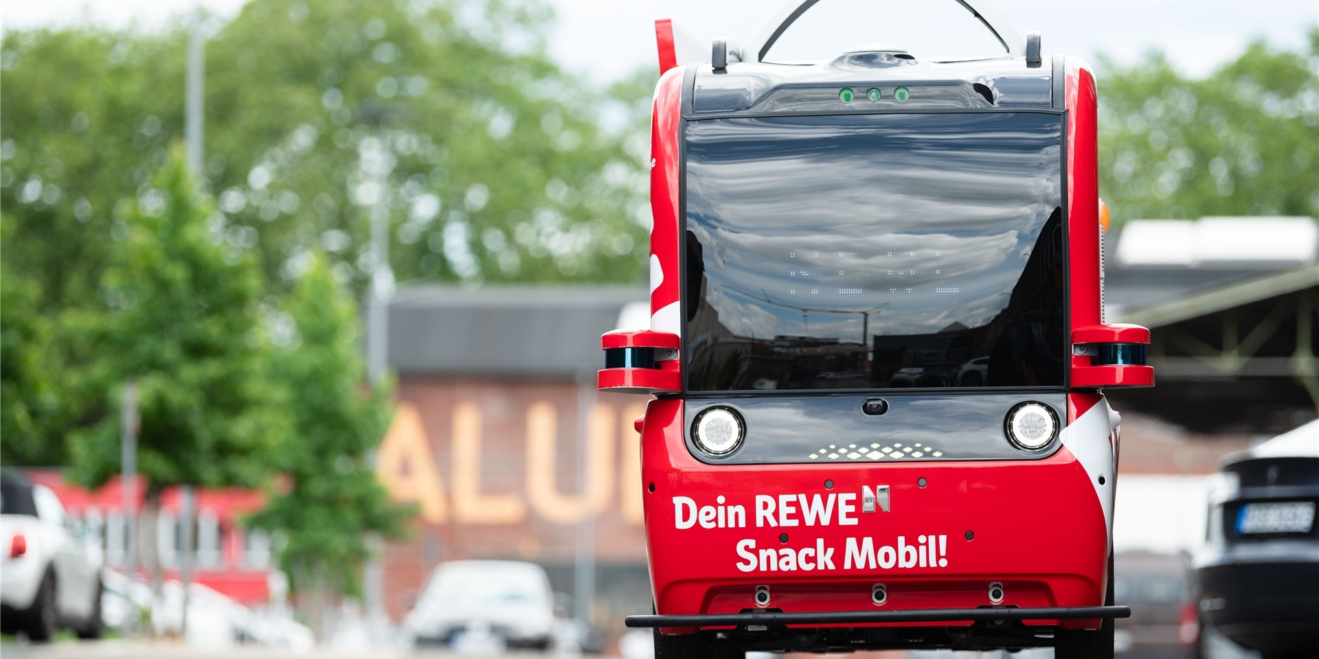 Das „Snack Mobil“ von REWE steht auf dem Gelände des Carlswerks. An dem europaweit ersten autonom fahrenden Kiosk können Passanten Erfrischungsgetränken, Süßigkeiten und Snacks kaufen.