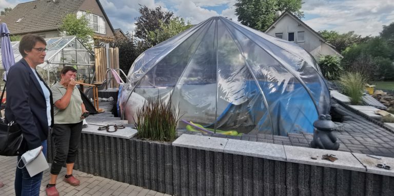 Bürgermeisterin Sabina Müller im Gespräch mit betroffenen Anwohnern an der Landstraße: Sie besuchte am Montag und Dienstag besonders betroffene Krisengebiete in der Stadt.