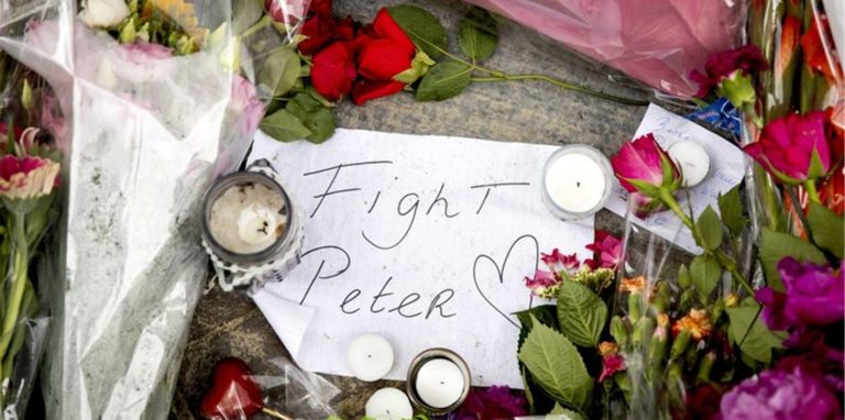 Blumen, Kerzen und eine Botschaft mit „Fight Peter“ liegen am Tatort.