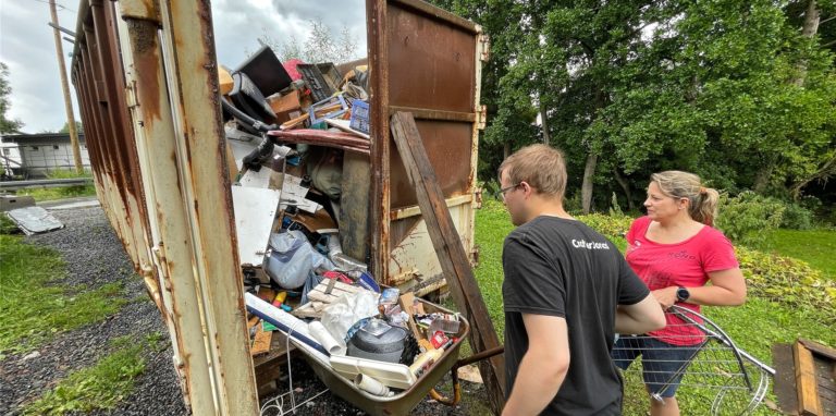 Der Container ist am Donnerstagmittag gut gefüllt. Sohn Jonas bringt mit Mutter Katja Westhoff aber noch mehr Hausrat aus dem Erdgeschoss zum Container. Katja Westhoff schätzt, dass rund 90 Prozent des Inventars zerstört wurde.