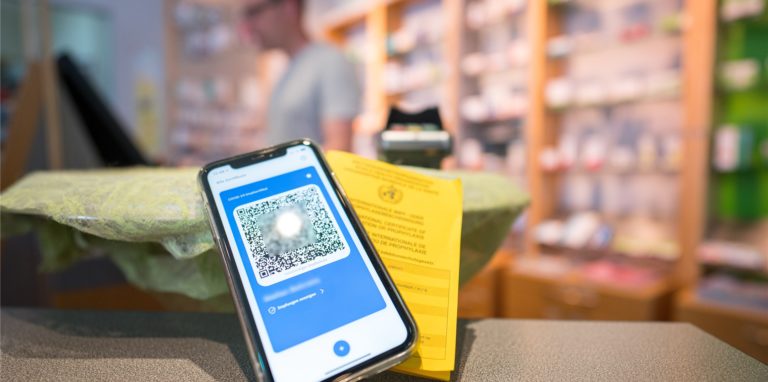 Bislang konnten sich Genesene ihren digitalen Corona-Schutz-Nachweis wegen technischer Probleme nicht in Apotheken ausstellen lassen. Ab Freitag (9. Juli) soll das nun funktionieren.