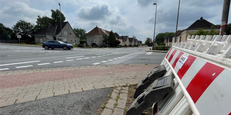 Die Absperrschilder stehen schon bereit. In Bergkamen-Rünthe kommt ab der nächsten Woche zu monatelangen Verkehrsbehinderungen.